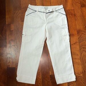 White House Black Market White with Black Piping Capri Pants 6 Pockets Details